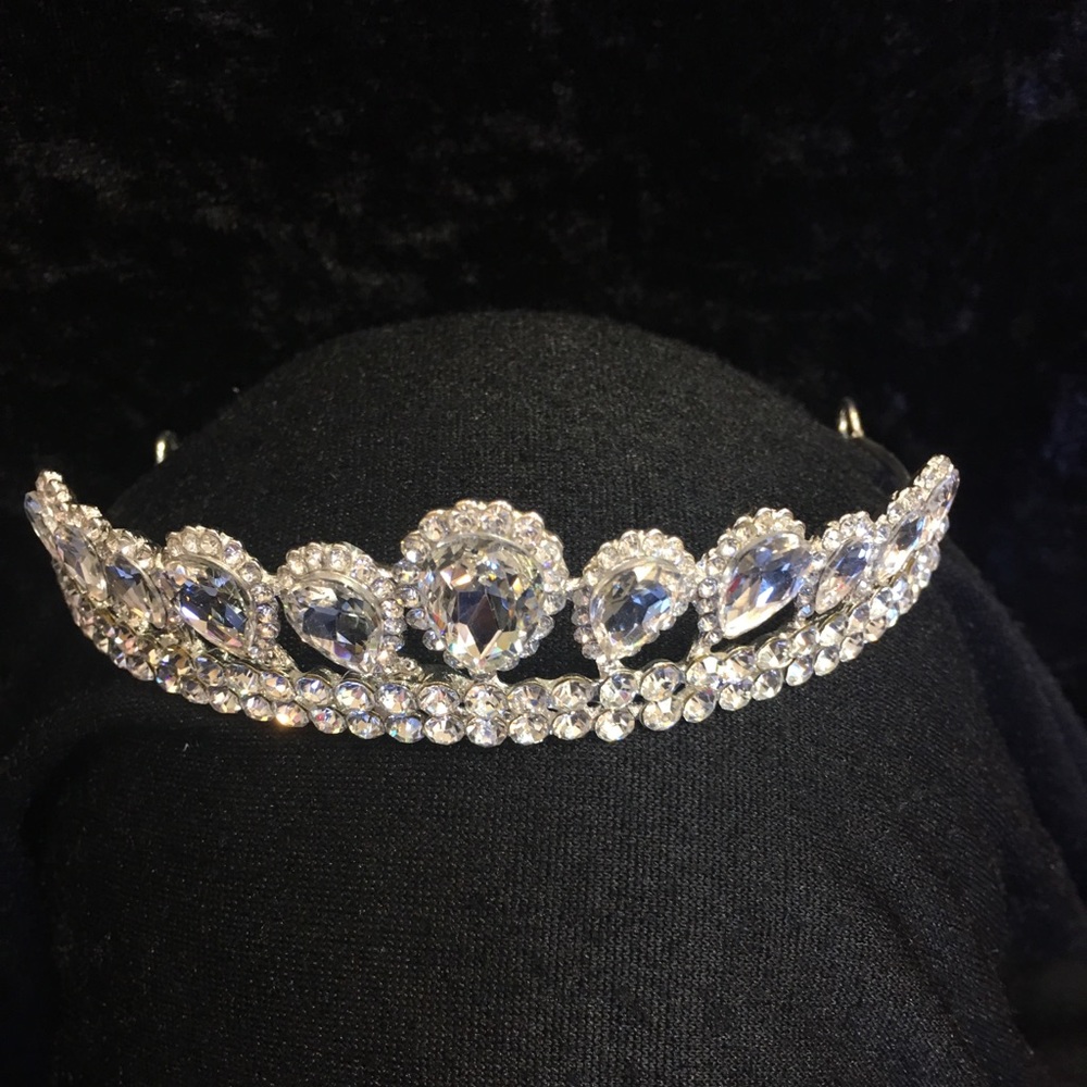 Rhinestone 👸 tiara so lovely 🦋💎❤️🎁